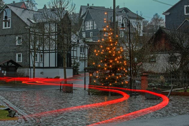 Auch in diesem Jahr ist an Weiße Weihnacht ist nicht zu denken, dass Wetter an Weihnachten wird eher Nass und regnerisch, die verregnete Ortsmitte von Siegen-Oberschelden mit Weihnachtsbaum ein Auto faehrt vorbei Winter im Siegerland am 22.12.2019 in Siegen Deutschland. *** Also this year is to White Christmas is not to think that weather at Christmas will be rather wet and rainy, the rainy town center of Siegen Oberschelden with Christmas tree a car drives by Winter in the Siegerland on 22 12 2019 in Siegen Germany