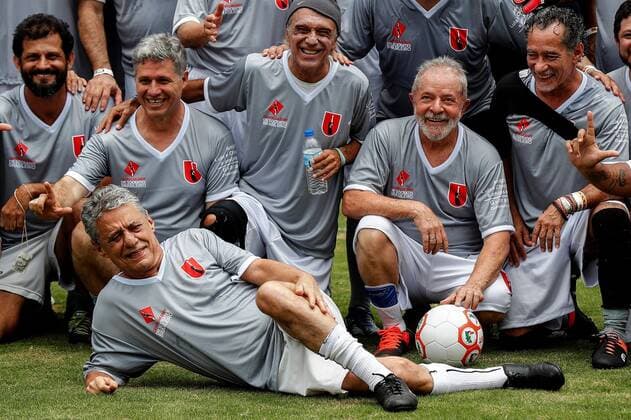Former Brazilian President Luiz Inacio Lula da Silva (2-R) poses accompanied by Brazilian musician Chico Buarque (down) during a friendly soccer match as part of Christmas and New Years celebrations, at the school Florestan Fernandes, in Guararema, Brazil, 22 December 2019. Former Brazilian President Luiz Inacio Lula da Silva !ACHTUNG: NUR REDAKTIONELLE NUTZUNG!  Copyright: xSebastiaoxMoreirax AME7883 20191222-637126400276165428