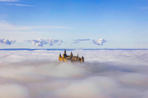 DEU Germany, Baden Württemberg, Bisingen, 10 11 2019 Hohenzollern Castle rises out of the sea of fog The sun shines on the mountains of the Swabian Alb, down in the valley is thick fog The Black Forest panorama on the horizon