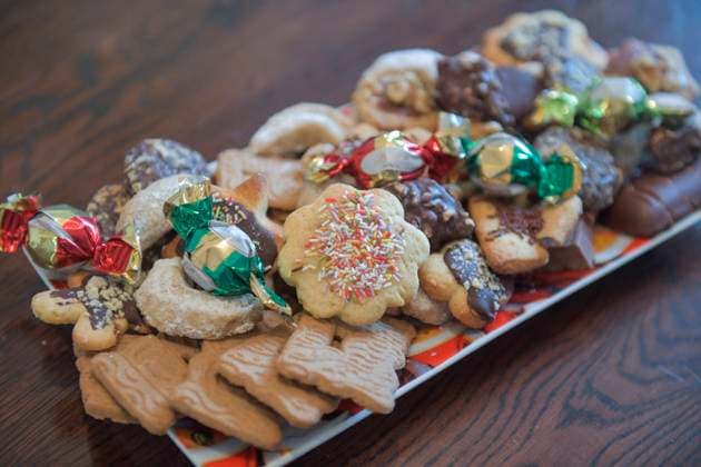 Bunter Teller zu Weihnachten mit Keksen *** Colourful plate for christmas with cookies