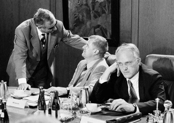Die Bundesminister Theo WAIGEL ( CSU ) , Horst SEEHOFER ( CSU ) und Juergen RUETTGERS ( CDU ) bei einer Kabinettsitzung im September 1997 Ministers Theo WAIGEL ( CSU ) , Horst SEEHOFER ( CSU ) and Juergen RUETTGERS ( CDU ) during a cabinet meeting in September 1997 *** Federal Ministers Theo WAIGEL CSU , Horst SEEHOFER CSU and Juergen RUETTGERS CDU during a cabinet meeting in September 1997 Minister Theo WAIGEL CSU , Horst SEEHOFER CSU and Juergen RUETTGERS CDU during a cabinet meeting in September 1997