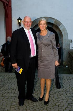 Rheingau Musik Festival, Kloster Eberbach 01.09.2012 Eltville im Rheingau x1x Rheingau Musik Festival, Kloster Eberbach: Abschlusskonzert, Verdi: -Messa da Requiem-, mit der Chorgemeinschaft Neubeuern, dem Orchester der KlangVerwaltung München unter der Leitung von Enoch zu Guttenberg. Claus Wisser (WISAG-Gründer) und Ehefrau Doris Wisser. Eltville im Rheingau Kloster Eberbach Hessen Germany *** Rheingau Music Festival, Kloster Eberbach 01 09 2012 Eltville in the Rheingau x1x Rheingau Music Festival, Kloster Eberbach Final concert, Verdi Messa da Requiem , with the Chorgemeinschaft Neubeuern, the Orchester der KlangVerwaltung München conducted by Enoch zu Guttenberg Claus Wisser WISAG Founder and wife Doris Wisser Eltville in the Rheingau Kloster Eberbach Hessen Germany