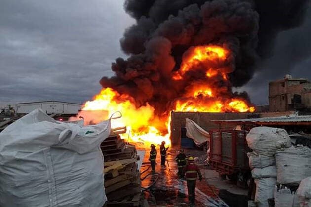 December 29, 2019: EUM20191229ACT03.JPG.TOLUCA, Mex., FireIncendio-Edomex.- Elementos del Cuerpo de Bomberos realizan trabajos para sofocar un incendio que se registra el domingo 29 de diciembre de 2019 en una fabrica de plasticos de este municipio. Foto: Agencia EL UNIVERSALEVZ  - ZUMAu78_ 20191229_zaf_u78_029 Copyright: xElxUniversalx
