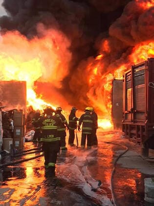 News Bilder des Tages December 29, 2019: EUM20191229ACT04.JPG.TOLUCA, Mex., FireIncendio-Edomex.- Elementos del Cuerpo de Bomberos realizan trabajos para sofocar un incendio que se registra el domingo 29 de diciembre de 2019 en una fabrica de plasticos de este municipio. Foto: Agencia EL UNIVERSALEVZ  - ZUMAu78_ 20191229_zaf_u78_032 Copyright: xElxUniversalx