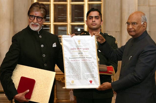 Entertainment Bilder des Tages (191230) -- NEW DELHI, Dec. 30, 2019 -- Indian President Ram Nath Kovind (R) presents Dadasaheb Phalke award to Indian superstar and veteran actor Amitabh Bachchan (L) during a function at the Indian presidential palace in New Delhi, India on Dec. 29, 2019. Amitabh Bachchan was Sunday honoured with the country s top cinema award -- Dadasaheb Phalke award for his outstanding contribution to the film industry, officials said. (Str Xinhua) INDIA-NEW DELHI-AMITABH BACHCHAN-TOP CINEMA AWARD Stringer 