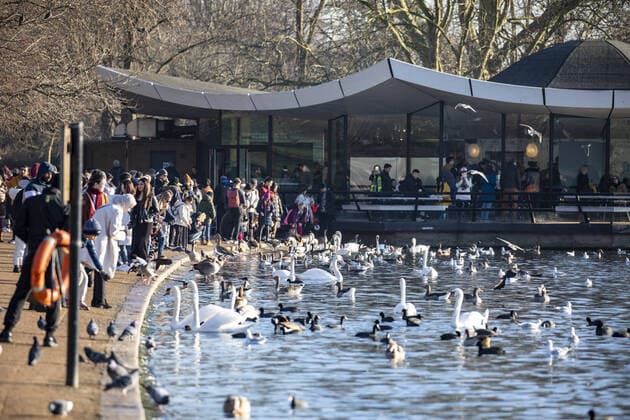 December 30, 2019, London, London, UK: London, UK. Londoners and tourists next to the Serpentine enjoy an unseasonably mild sunny day in Hyde Park, London as forecasters predict warm weather and possibly the the warmest New YearÃ¢â‚¬â ¢s Eve for over a 170 years. London UK  - ZUMAl94_ 20191230_zaf_l94_026 Copyright: xAlexxLentatix
