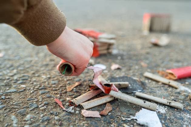 01.01.2020, Berlin, Deutschland, GER - Symbolfoto: Nicht entzündeter Böller am Neujahrstag in einer Kinderhand. *** 01 01 2020, Berlin, Germany, CEF symbol photo Non-ignited firecracker in a childs hand on New Years Day