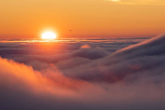 Sonnenaufgang über den Wolken 02.01.2020, Schmitten (Hessen): Blick auf den Sonnenaufgang vom Großen Feldberg im Taunus, dessen Gipfel am Morgen aus einer Hochnebeldecke ragte. Ein Flugzeug im Landeanflug auf den Flughafen Frankfurt., Schmitten Deutschland *** Sunrise above the clouds 02 01 2020, Schmitten Hessen View of the sunrise from the Großer Feldberg im Taunus, whose peak rose from a blanket of high fog in the morning An airplane approaching Frankfurt Airport, Schmitten Germany