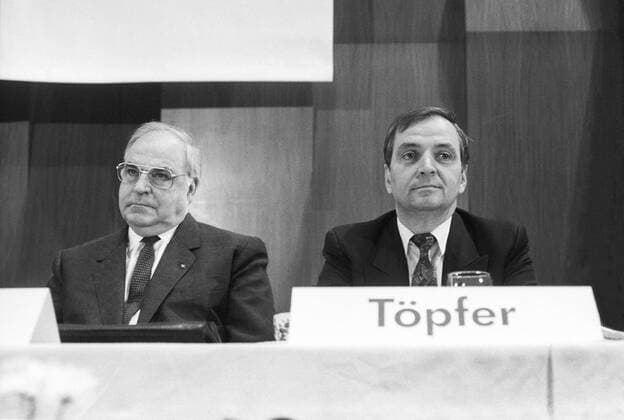 Germany, Saarbrücken, 09 09 1989 Archive No 08 30 36 CDU State Party Conference Photo Federal Chancellor and CDU Federal Chairman Helmut Kohl and Top Candidate Klaus Toepfer CDU State Party Conference
