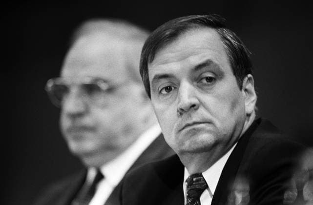 Deutschland, Saarbrücken, 09.09.1989. Archiv-Nr.: 08 29-25 CDU-Landesparteitag Foto: Bundeskanzler und CDU-Bundesvorsitzender Helmut Kohl und Spitzenkandidat Klaus Toepfer CDU-Landesparteitag *** Germany, Saarbrücken, 09 09 1989 Archive No 08 29 25 CDU State Party Conference Photo Federal Chancellor and CDU Federal Chairman Helmut Kohl and Top Candidate Klaus Toepfer CDU State Party Conference