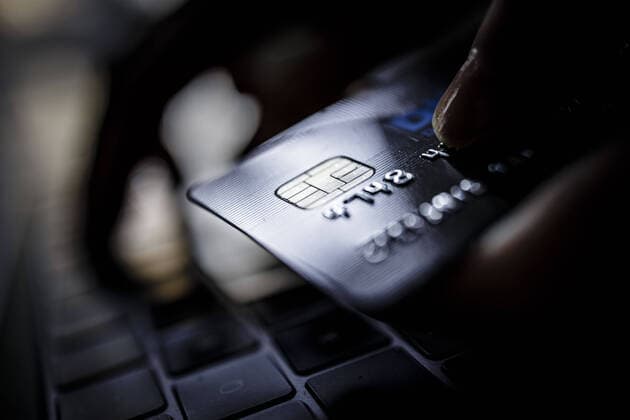 Symbolic photo on the subject of payment on the Internet A credit card of the type VISA Card is held next to a computer keyboard Berlin, 02 02 2020 Berlin Germany Copyright: xThomasxTrutschel photothek.netx