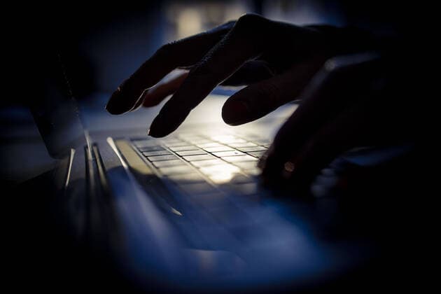 Symbolfoto: Haende schreiben auf einer Computertastatur. Berlin, 28.08.2019. Berlin Deutschland *** Symbol photo Writing hands on a computer keyboard Berlin, 28 08 2019 Berlin Germany Copyright: xThomasxTrutschel photothek.netx