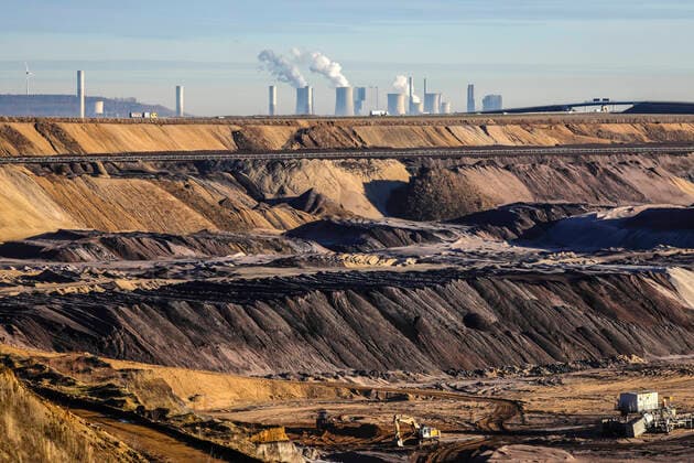 30.12.2019, Juechen, Nordrhein-Westfalen, Deutschland - RWE Braunkohletagebau Garzweiler, Rheinisches Braunkohlerevier. Hinten die RWE Kraftwerke Frimmersdorf und Neurath. Juechen Nordrhein-Westfalen Deutschland *** 30 12 2019, Juechen, North Rhine-Westphalia, Germany RWE opencast lignite mine Garzweiler, Rhenish lignite mining area At the rear the RWE power plants Frimmersdorf and Neurath Juechen North Rhine-Westphalia Germany