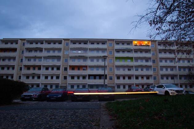 Lonely on the top floor On Käthe Kollwitz Straße in Heidenau near Dresden, Saxony, one last apartment in a prefabricated block is still occupied Around the illuminated balcony, all tenants have already moved out Heidenau Saxony Germany Daniel Schäfer