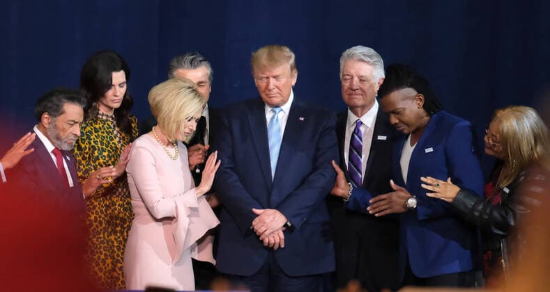 Bilder des Jahres 2020, News 01 Januar News Themen der Woche KW01 news Bilder des Tages United States President Donald J.Trump prays before delivering remarks at the Evangelicals for Trump coalition conference at the King Jesus International Ministry church in Miami, Florida on Friday, January 3, 2020.  MIA20200103110 GARYxIxROTHSTEIN
