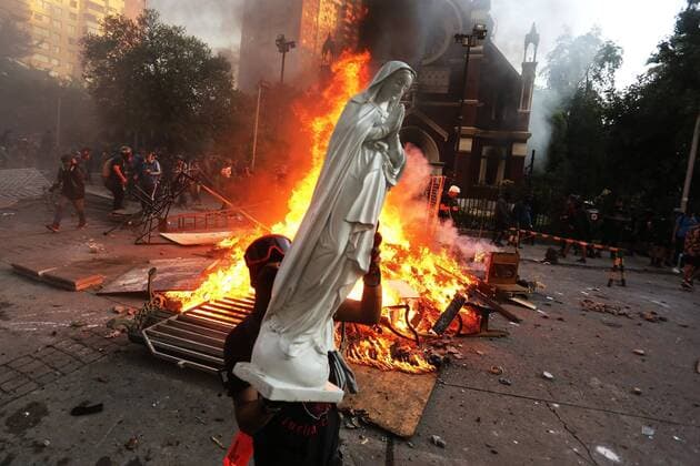 Bilder des Jahres 2020, News 01 Januar News Themen der Woche KW01 news Bilder des Tages A protester loads the statue of a virgin during chaos and clashes with riot police in the middle of a day of protests against the government of President Sebastian Pinera, in Santiago (Chile). Tens of thousands of people took the center of Santiago to show that the revolt against inequality is still alive when it turns eleven weeks and leaves at least 24 dead, in what was the first protest of 2020. Thousands of people take the Plaza Italia in Santiago in the first protest of 2020 !ACHTUNG: NUR REDAKTIONELLE NUTZUNG!  Copyright: xElvisxGonzalezx AME9543 20200104-637137046360194748