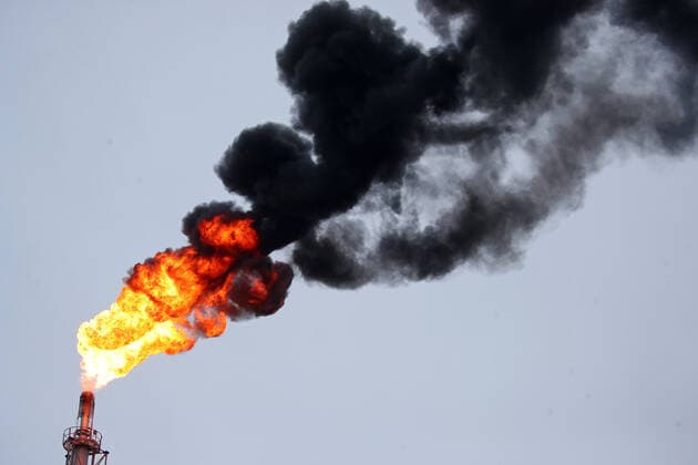 IMAGO Nature: Unsere Erde, Energiequellen, Erdgas GOMEL REGION, BELARUS - JANUARY 4, 2020: A gas flare at the Mozyr Oil Refinery. Russia halted oil supplies to refineries in Belarus since January 1, 2020. Transit of Russian oil to Europe through Belarus continues. Natalia Fedosenko TASS  TS0C959A