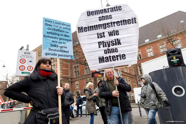 Bilder des Jahres 2020, News 01 Januar News Themen der Woche KW01 News Bilder des Tages Demonstranten gegen den WDR bei den Protesten gegen das von einem Kinderchor gesungene Satire-Lied Meine Oma ist ne alte Umweltsau von WDR2 am WDR Gebäude in der Breite Straße. Köln, 04.01.2020 *** Demonstrators against WDR during the protests against the satirical song Meine Oma ist ne alte Umweltsau by WDR2 sung by a childrens choir at the WDR building in Breite Straße Cologne, 04 01 2020 Foto:xC.xHardtx xFuturexImage