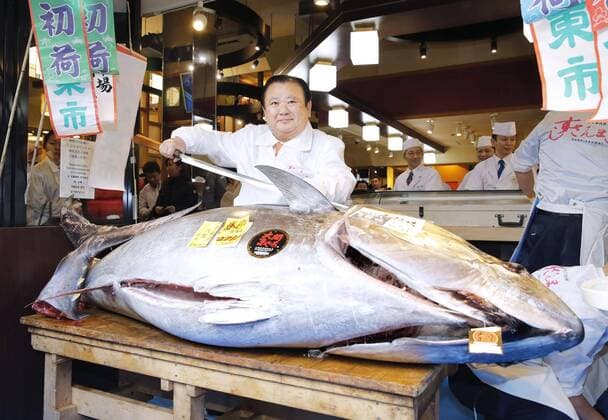 Bilder des Jahres 2020, News 01 Januar News Themen der Woche KW01 News Bilder des Tages Year s 1st tuna auction in Tokyo A bluefin tuna that fetched 193.2 million yen ($1.8 million) at the New Year s auction in Tokyo is sliced apart on Jan. 5, 2020, by Kiyoshi Kimura, who heads the successful bidder Kiyomura Corp., the Tokyo-based operator of sushi restaurant chain Sushizanmai. 