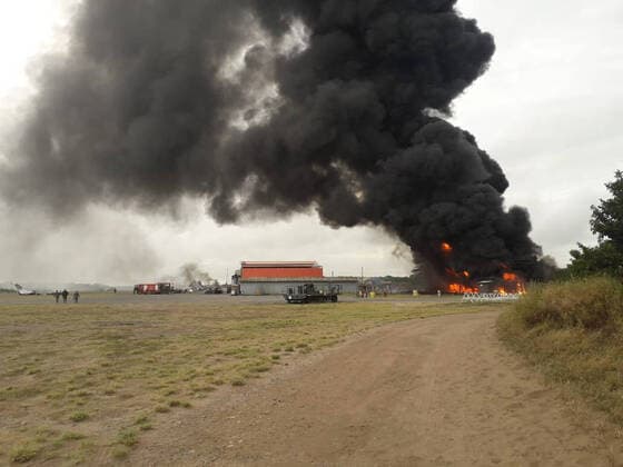 Bilder des Jahres 2020, News 01 Januar News Themen der Woche KW01 News Bilder des Tages (200105) -- NAIROBI, Jan. 5, 2020 -- Smoke rises from a U.S. millitary base in Lamu County, Kenya, Jan. 5, 2020. The Somali extremist group al-Shabab said it has attacked the U.S. military base in Kenya s coastal Lamu County on Sunday morning. The police said the airstrip used by the U.S. marine was destroyed and aircraft were burned. KENYA-LAMU-U.S.-MILITARY BASE-ATTACK XinxHuashefa 