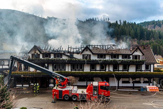 Bilder des Jahres 2020, News 01 Januar News Themen der Woche KW01 News Bilder des Tages Millionenschaden: Hotel Traube Tonbach - Restaurantkomplex brennt komplett nieder - Tagbilder und Impressionen In der Nacht zum Sonntag brannte der Restaurantkomplex der Schwarzwaldstube komplett nieder, Millionenschaden., 72270 Baiersbronn, Deutschland *** Damage in millions Hotel Traube Tonbach restaurant complex burns down completely Day pictures and impressions In the night to Sunday the restaurant complex of the Schwarzwaldstube burned down completely, damage in millions, 72270 Baiersbronn, Germany Copyright: 7aktuell.dex xMarcxGruber