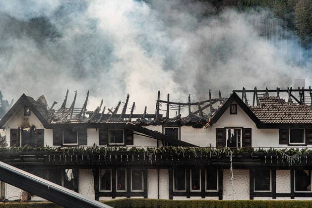 Millionenschaden: Hotel Traube Tonbach - Restaurantkomplex brennt komplett nieder - Tagbilder und Impressionen In der Nacht zum Sonntag brannte der Restaurantkomplex der Schwarzwaldstube komplett nieder, Millionenschaden., 72270 Baiersbronn, Deutschland *** Damage in millions Hotel Traube Tonbach restaurant complex burns down completely Day pictures and impressions In the night to Sunday the restaurant complex of the Schwarzwaldstube burned down completely, damage in millions, 72270 Baiersbronn, Germany Copyright: 7aktuell.dex xMarcxGruber