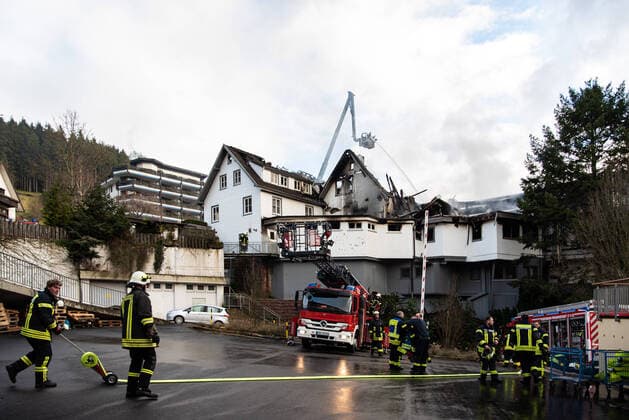 Millionenschaden: Drei-Sterne-Restaurant komplett niedergebrannt Traube Tonbach In der Nacht zum Sonntag brannte der Restaurantkomplex der Schwarzwaldstube komplett nieder, Millionenschaden., 72270 Baiersbronn, Deutschland *** Million damage Three star restaurant completely burned down Traube Tonbach In the night from Sunday the restaurant complex of the Schwarzwaldstube completely burned down, million damage, 72270 Baiersbronn, Germany Copyright: 7aktuell.dex xMarcxGruber