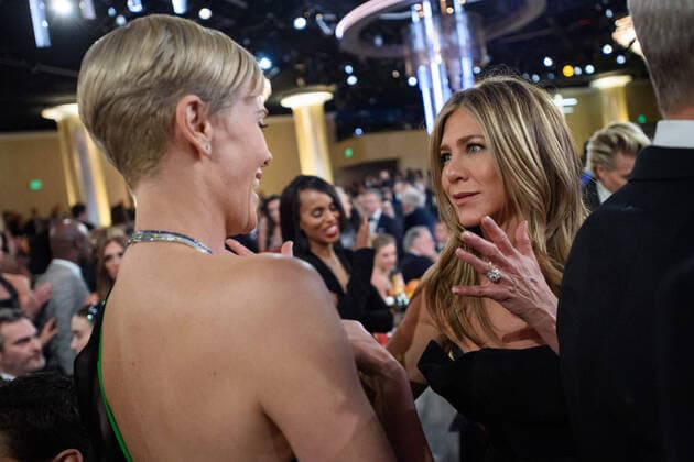 Entertainment Bilder des Tages Nominees Charlize Theron and Jennifer Aniston greet each other during the 77th Annual Golden Globe Awards at the Beverly Hilton in Beverly Hills, CA on January 5, 2020.  Copyright: xHFPAxPhotographerx 33938-311PLX