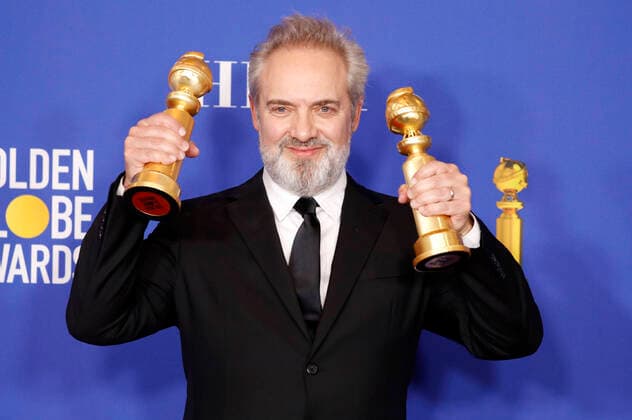 Bilder des Jahres 2020, Entertainment 01 Januar Entertainment Themen der Woche KW01 Entertainment Bilder des Tages Sam Mendes mit dem Preis für den Besten Film - Drama für 1917 und als bester Regisseur bei der Verleihung der 77. Golden Globe Awards im Beverly Hilton Hotel. Beverly Hills, 05.01.2020 *** Sam Mendes with the award for Best Film Drama for 1917 and as best director at the 77 Golden Globe Awards ceremony at the Beverly Hilton Hotel Beverly Hills, 05 01 2020 Foto:xJ.xBlocx xFuturexImage