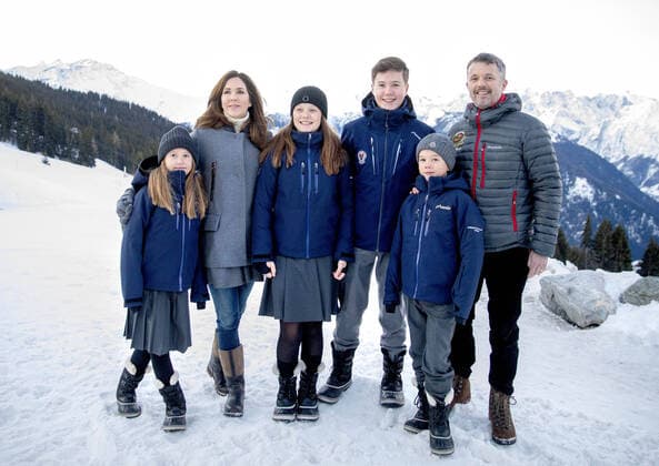 Bilder des Jahres 2020, Entertainment 01 Januar Entertainment Bilder des Tages 06-01-2020 Denmark Princess Mary and Prince Frederik and Prince Christian and Princess Isabella and Prince Vincent and Princess Josephine posing in the snow of Verbier, Switzerland. The children start a 12 week course at the International School of Lemania-Bees  Copyright: xPPEx