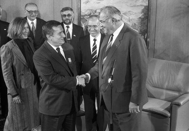Deutschland, Bonn, 07.09.1989. Archiv-Nr.: 08 19-13 Besuch von Lech Walesa, Vorsitzender der Gewerkschaft SolidarnoÅ›Ä‡ Foto: Lech Walesa und Bundeskanzler Helmut Kohl im Kanzleramt Besuch von Lech Walesa, Vorsitzender der Gewerkschaft SolidarnoÅ›Ä‡ *** Germany, Bonn, 07 09 1989 Archive No 08 19 13 Visit of Lech Walesa, Chairman of the trade union SolidarnoÅÄ‡ Photo Lech Walesa and Federal Chancellor Helmut Kohl in the Chancellery Visit of Lech Walesa, Chairman of the trade union SolidarnoÅÄ‡