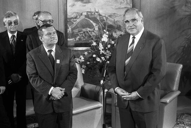 Germany, Bonn, 07 09 1989 Archive No 08 19 34 Visit of Lech Walesa, Chairman of the trade union SolidarnoÅÄ‡ Photo Lech Walesa and Federal Chancellor Helmut Kohl in the Chancellery Visit of Lech Walesa, Chairman of the trade union SolidarnoÅÄ‡