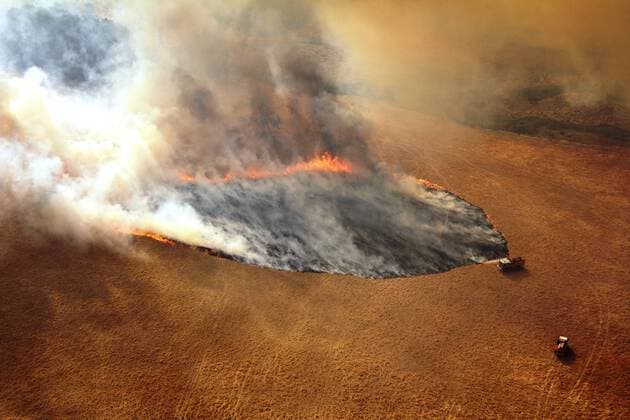 Bilder des Jahres 2020, News 01 Januar News Bilder des Tages (200106) -- BRISBANE, Jan. 6, 2020 -- Photo taken on Dec. 20, 2019 shows fire trucks working at Lexton bush fire site in western Victoria, Australia. The Australian government launched the National Bushfire Recovery Agency which would be funded with an initial two billion Australian dollars (1.38 billion U.S. dollars) on Monday. (Wayne Riggs CFA Handout via Xinhua) AUSTRALIA-NATIONAL BUSHFIRE RECOVERY AGENCY BaixXuefei 