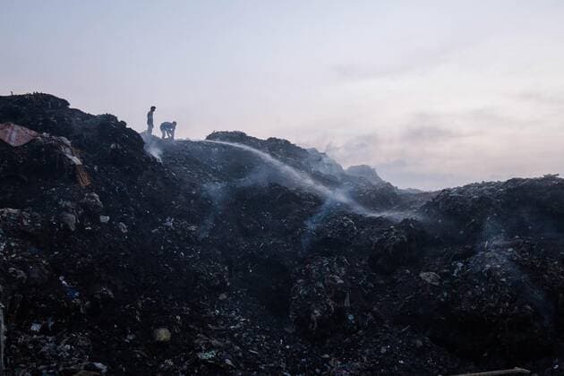 IMAGO Nature: Unsere Erde, Umweltverträgliche Herausforderungen, Methan November 30, 2019, Kolhapur, India: Kolhapur Municipal Corporation Waste dumping ground sight, where daily 200 tonnes of waste is collected and dumped. since 2005 the waste is being dumped and many private waste processing companies could not perform effectively, resulting more than 1 million metric ton dumped at the Bawada site. Now the methane gas generated from the site is catching fire frequently which is polluting air quality for the surrounded by residential communities. After many complaints from NGOs the corporation started water spray to fight against fire and smoke. In Image municipal employees trying to spray water on Dump. Kolhapur India  - ZUMA 20191130_mda_g222_362 Copyright: xAbhijeetxGurjarx