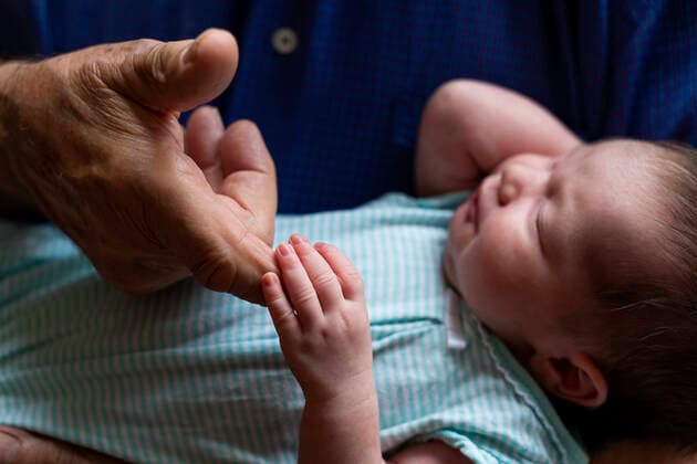 IMAGO Creative: Dichotomien, Generationen Sleeping newborn baby holding grandfathers finger model released Symbolfoto  GEMF03311