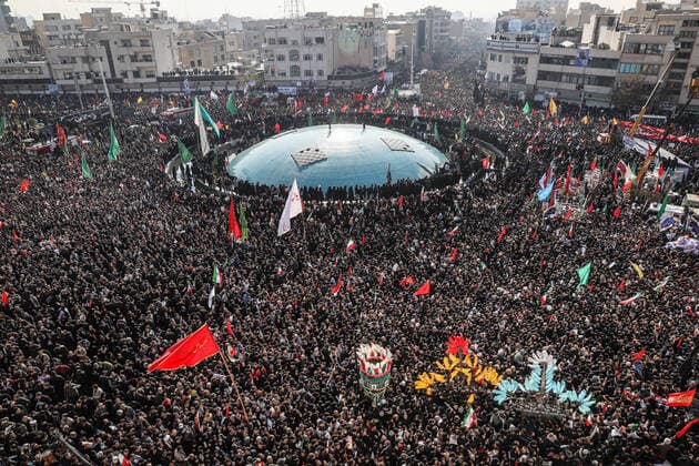 Bilder des Jahres 2020, News 01 Januar News Bilder des Tages Thousands of Iranian mourners gathered around the coffins of Iranian Revolutionary Guards Commander Qasem Soleimani to pay tribute to their fallen leader during his funeral in Tehran, Iran, on Monday, January 6, 2020. Soleimani was killed in a U.S. airstrike in Baghdad.  TEH20200106111 MajidxAsgaripour