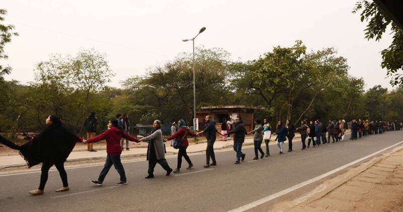 Bilder des Jahres 2020, News 01 Januar News Bilder des Tages NEW DELHI, INDIA - JANUARY 6: Students and teachers form a human chain during a protest by Jawaharlal Nehru University Teachers Association (JNUTA) against the attack on JNU, at JNU campus on January 6, 2020 in New Delhi, India. On Sunday, a mob of masked young people stormed the JNU campus in south Delhi and systematically targeted students in three hostels, unleashing mayhem with sticks, stones and iron rods, hitting inmates and breaking windows, furniture and personal belongings. At least 30 people including students and teachers injured. They also attacked a women s hostel. Left and ABVP are blamed each other for the attack. (Photo by Vipin Kumar Hindustan Times) Protests Against JNU Violence