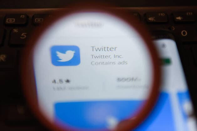 January 6, 2020, Poland: In this photo illustration a Twitter logo seen displayed on a smartphone through a magnifying glass. Poland - ZUMAs197 20200106_zab_s197_024 Copyright: xOmarxMarquesx