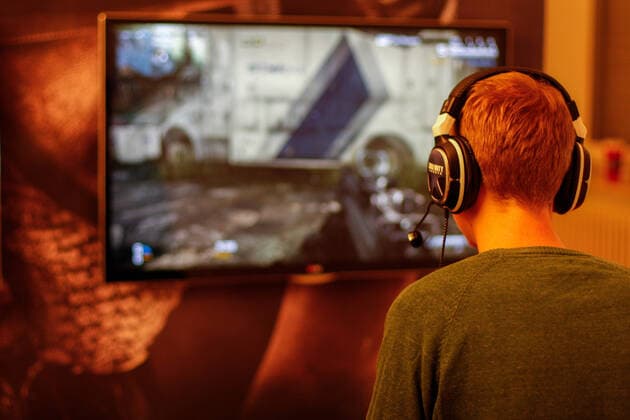 Gamer plays Ballerspiel Ghosts from the Call Of Duty series from Activision on the game console Microsoft Xbox One Microsoft Xbox One video game