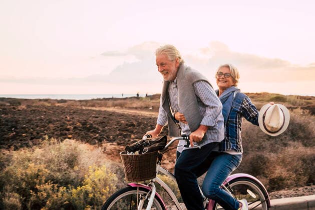 Happy active senior couple on bicycle, Tenerife model released Symbolfoto  SIPF02095