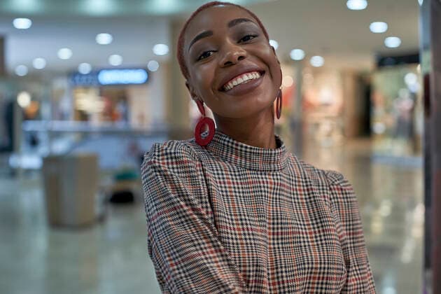 IMAGO Creative: Clickbait, Modetrends Portrait of young smiling woman with short hair model released Symbolfoto  VEGF01113