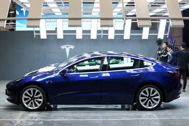 (200107) -- SHANGHAI, Jan. 7, 2020 -- Photo taken on Jan. 7, 2020 shows Tesla China-made Model 3 vehicles at its gigafactory in Shanghai, east China. U.S. electric carmaker Tesla officially delivered the first batch of 10 made-in-China Model 3 sedans to the public Tuesday afternoon, one year after the company broke ground on its first overseas plant. The company also announced the launch of a project to manufacture Model Y vehicles in its Shanghai gigafactory. ) CHINA-SHANGHAI-TESLA-GIGAFACTORY-MODEL 3 (CN) DingxTing 