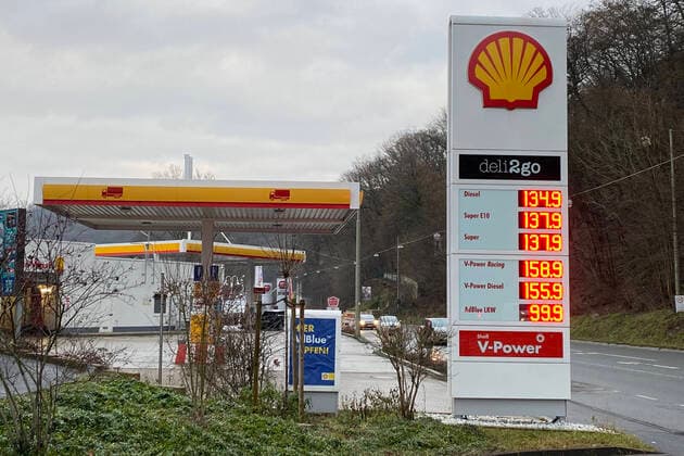 Curiosity in Siegen, at various gas stations in the city the price of diesel has almost equaled the price of Super, as here at the Shell gas station in Siegen at the Eiserfelder Strasse gas station, fuel prices in Siegen, on 07 01 2020 in Siegen Germany