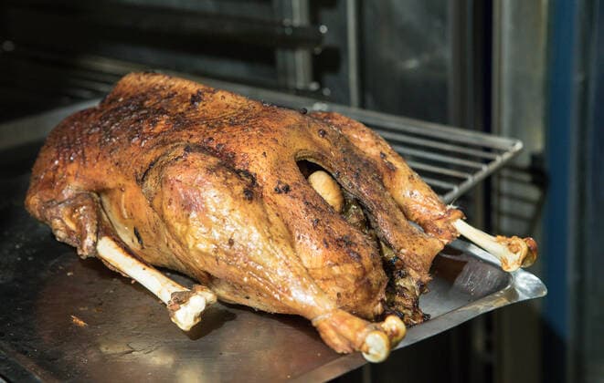 Hannover, 19.12.2017 : Im Maritim werden alljährlich bis zu 4,3t Gänse verkauft, gebraten und fürs Weihnachtsessen vorbereitet. Küchenchef Markus Kirchner und sein Chef Tournant Consantin Langer 26 mit einer prächtigen Weihnachtsgans Gänsebraten Hannover Niedersachsen Deutschland *** Hanover, 19 12 2017 Every year up to 4.3t of geese are sold, roasted and prepared for Christmas dinner at the Maritim Chef Markus Kirchner and his chef Tournant Consantin Langer 26 with a magnificent Christmas goose roast goose Hanover Lower Saxony Germany