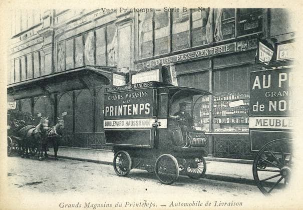 GRAND MAGASIN annees 1900 Grands magasins du Printemps. Automobile de livraison . Photographie anoyme pour une carte postale vers 1908. Credit : Jean Vigne KHARBINE-TAPABOR. *** Department Store 1900s Department Stores of the Printemps Automobile delivery Anoyme photograph for a postcard around 1908 Credit Jean Vigne KHARBINE TAPABOR  KH135505