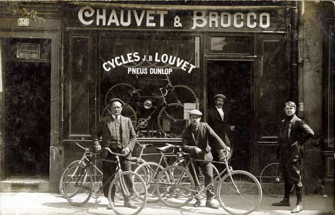 CYCLES annees 10 Groupe d hommes devant une boutique de cycles. Photographie anonyme pour une carte postale vers 1910. Credit : Collection IM KHARBINE-TAPABOR *** CYCLES years 10 Group of men in front of a bicycle shop Anonymous photograph for a postcard around 1910 Credit Collection IM KHARBINE TAPABOR  KH179043