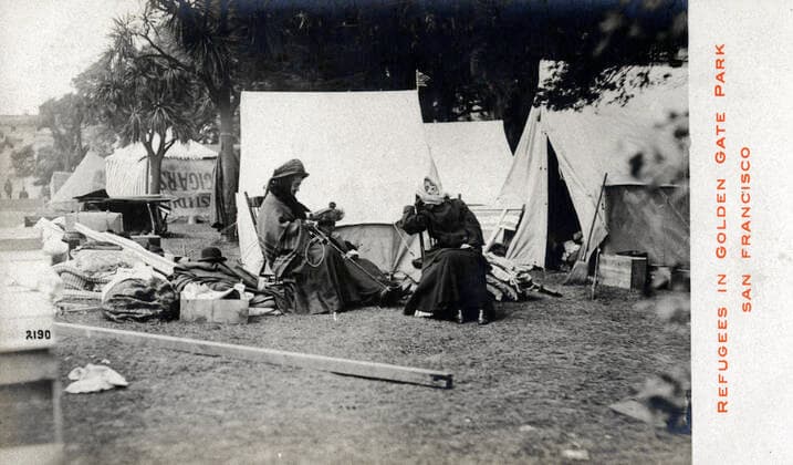 SEISME annees 1900 Refugees in Golden gate park, San Francisco . Camp de refugies apres le tremblement de terre de 1906. Photographie anonyme pour une carte postale. Credit : Collection IM KHARBINE-TAPABOR. *** EARTHQUAKE 1900s Refugees in Golden gate park, San Francisco Refugee camp after the 1906 earthquake Anonymous photograph for a postcard Credit Collection IM KHARBINE TAPABOR  KH191608