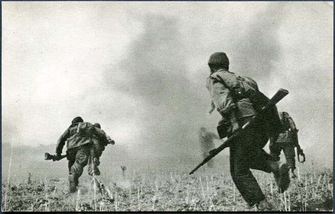 GUERRE D ALGERIE Combattants de l ALN (Armee de Liberation Nationale). Photographie anonyme vers 1960 pour une carte postale editee par le Ministere de l Information du GPRA (Gouvernement Provisoire de la Republique Algerienne). Credit : Collection NBL Kharbine-Tapabor. *** ALGERIAN WAR NLA fighters National Liberation Army Anonymous photograph around 1960 for a postcard edited by the Ministry of Information of the GPRA Provisional Government of the Algerian Republic Credit Collection NBL Kharbine Tapabor  KH199495