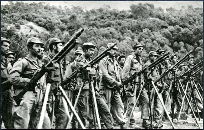 GUERRE D ALGERIE Combattants de l ALN (Armee de Liberation Nationale). Photographie anonyme vers 1960 pour une carte postale editee par le Ministere de l Information du GPRA (Gouvernement Provisoire de la Republique Algerienne). Credit : Collection NBL Kharbine-Tapabor. National Liberation Army fighters, Algeria, anonymous photograph, nearly 1960 *** ALGERIAN WAR NLA fighters Armee de Liberation Nationale Anonymous photograph circa 1960 for a postcard edited by the Ministry of Information of the GPRA Provisional Government of the Algerian Republic Credit Collection NBL Kharbine Tapabor National Liberation Army fighters, Algeria, anonymous photograph, nearly 1960  KH199499
