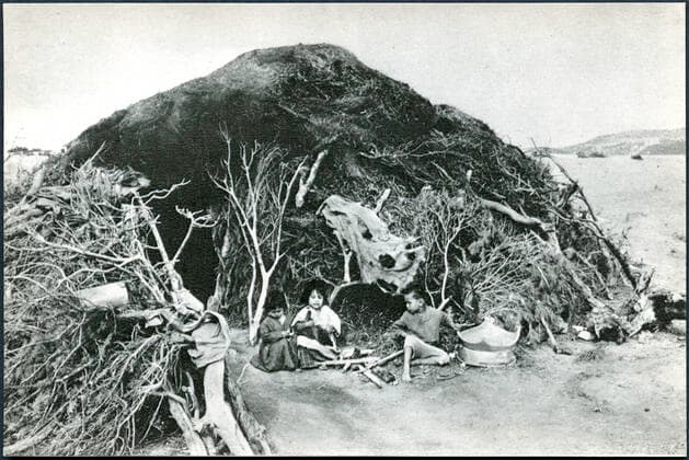 GUERRE D ALGERIE Refugies algeriens. Photographie anonyme vers 1960 pour une carte postale editee par le Ministere de l Information du GPRA (Gouvernement Provisoire de la Republique Algerienne). Credit : Collection NBL Kharbine-Tapabor. *** WAR IN ALGERIA Algerian refugees Anonymous photograph around 1960 for a postcard edited by the Ministry of Information of the GPRA Provisional Government of the Algerian Republic Credit Collection NBL Kharbine Tapabor  KH199503